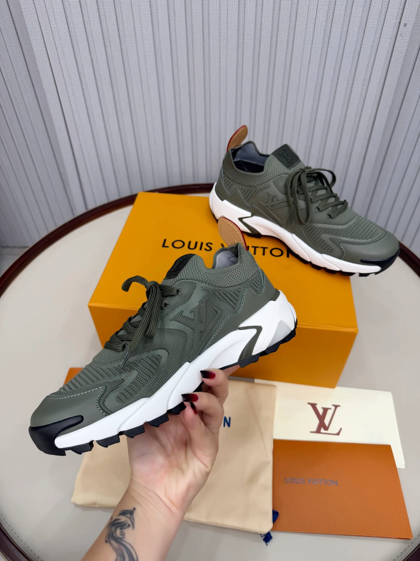 Men's men's shoes: 620💰Top version LV Louis Vuitton L Jialu brand Runner Tatic series thick-soled casual sports shoes running shoes original purchase development production production This LV Runner Tatic sports shoes combine fly woven fabric materials to interpret the inspiration of traditional mountaineering shoes. The LV letters are written on one side, the Louis Vuitton logo, and the light and wear-resistant rubber outsole completes the whole package. The delivery counter is exquisitely packaged🛍📦 ▪️Fabrics: Original imported custom fly-woven fabric ▪️Inner lining: Original custom-made breathable mesh ▪️Sole: Original molded anti-slip rubber combination material ▪️Sole thickness: 4CM ▪️Size: Men's 39-44, customized 45